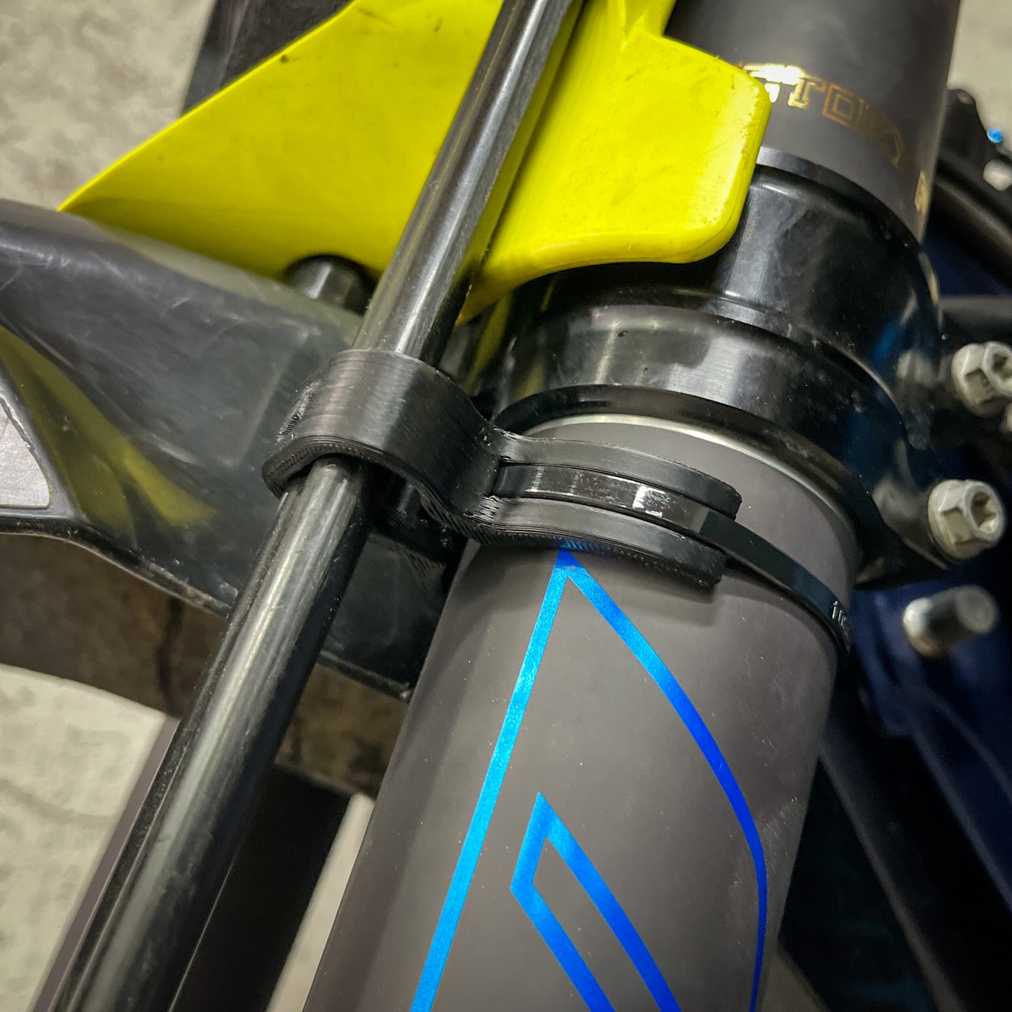 Anillo guía de cables de horquilla para enduro/maxi-enduro: gestión óptima de los cables