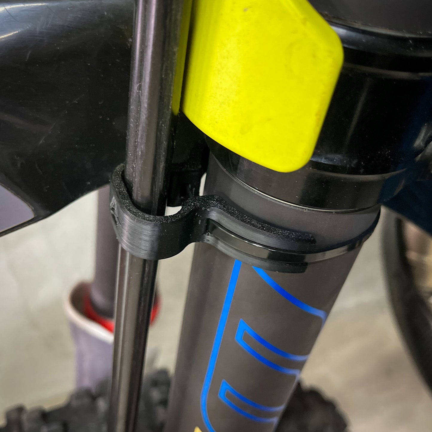 Anillo guía de cables de horquilla para enduro/maxi-enduro: gestión óptima de los cables
