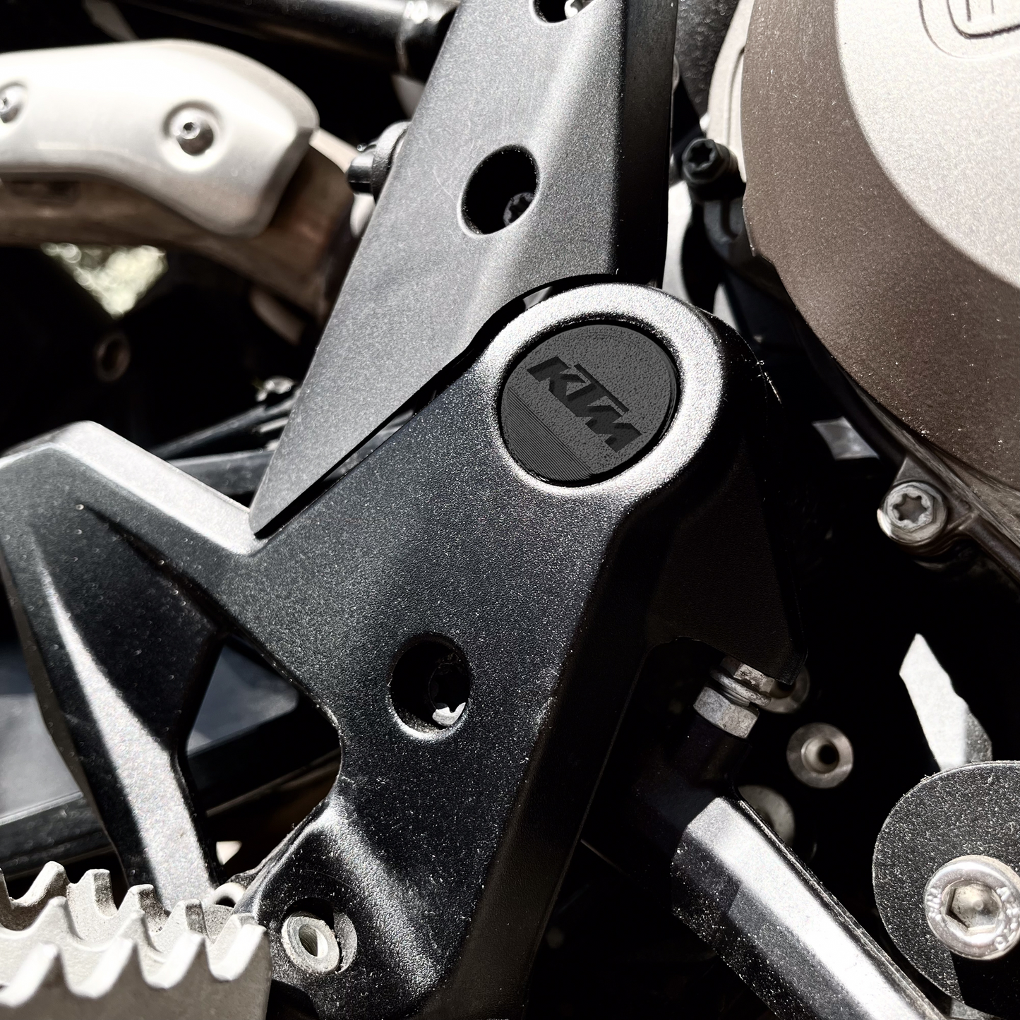 : Swingarm Caps for KTM 790 890 (2019-2024) in ABS, Lightweight and Resistant Protection, Motorcycle Accessory for Enduro, Adventure and Touring