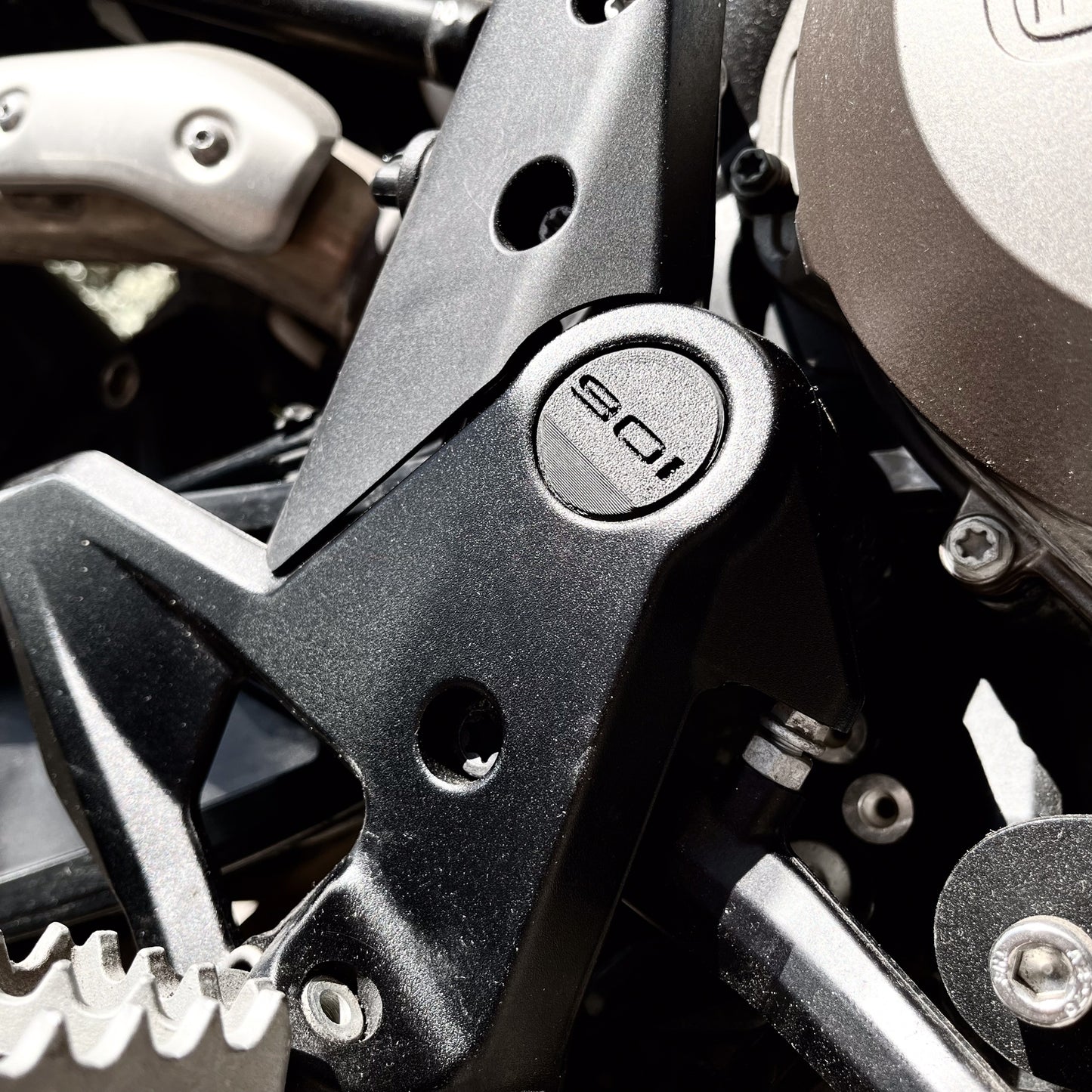 Tapas de basculante para Husqvarna Norden 901: protección y estilo para tu moto