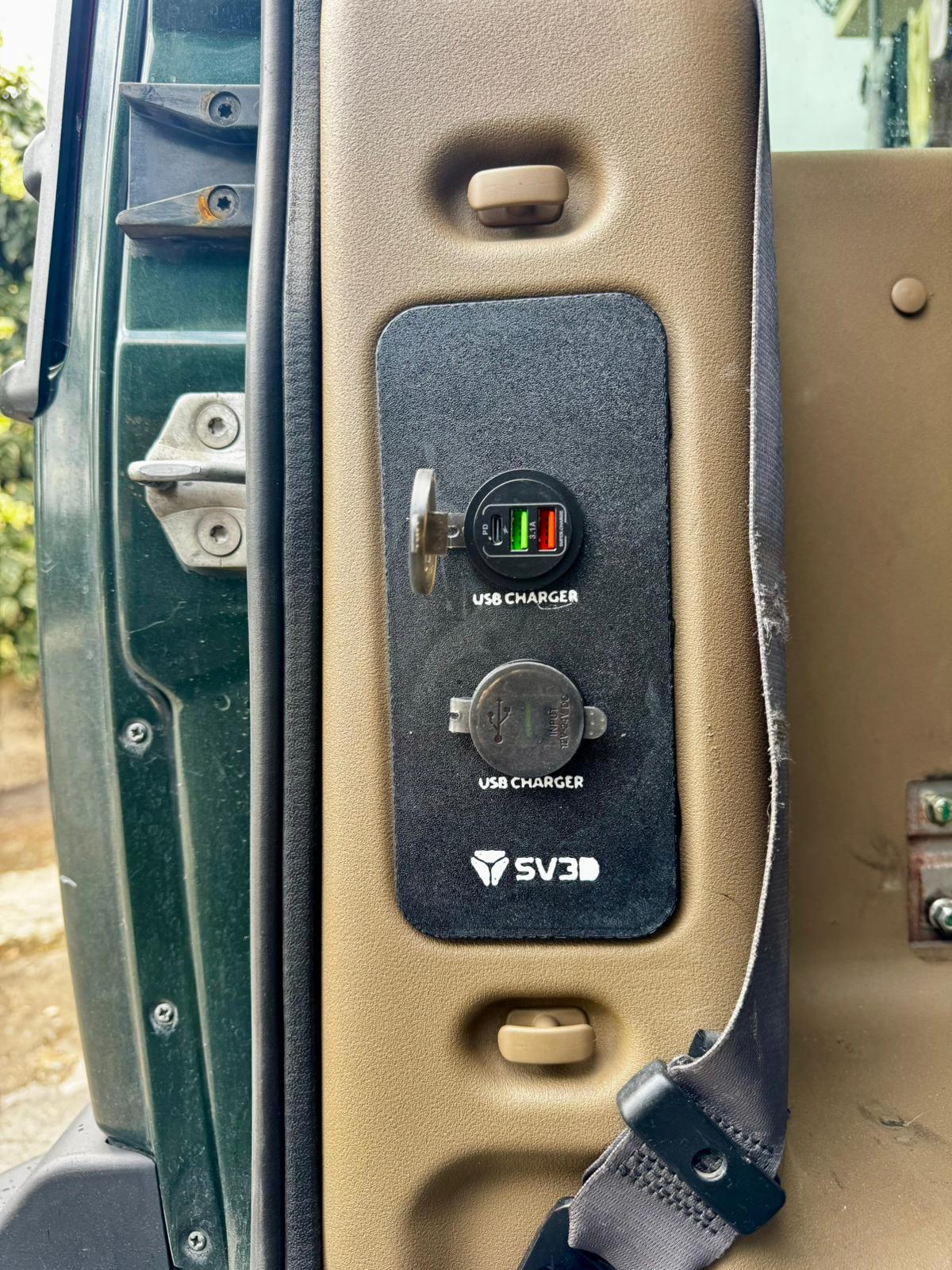 USB adapter for Land Rover Discovery 2 TD5. Made of durable PA12, with USB module included.