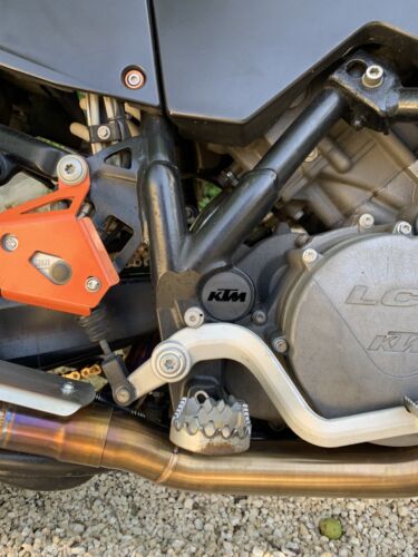 Tappi Forcellone per KTM 950, 990 Adventure (2003-2012) – Protezione e Stile per la Tua Moto