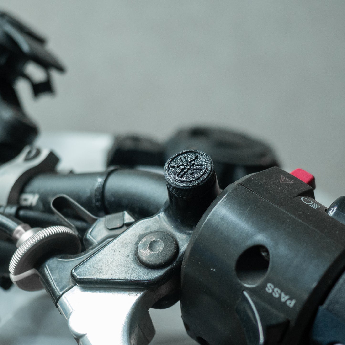 Kit Tappi Rimozione Specchietti Moto – Protezione Perfetta per Off-Road e Uso Pista