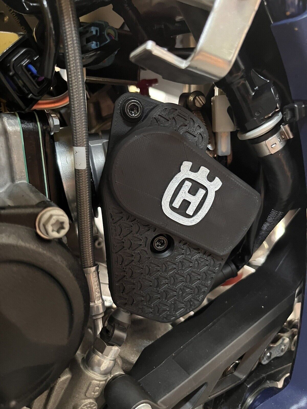 Protezione TPS per Husqvarna 250 300 TBI 2024 in ABS Nero, Cover Sensore Acceleratore Moto Offroad, Accessorio Resistente e Facile da Installare