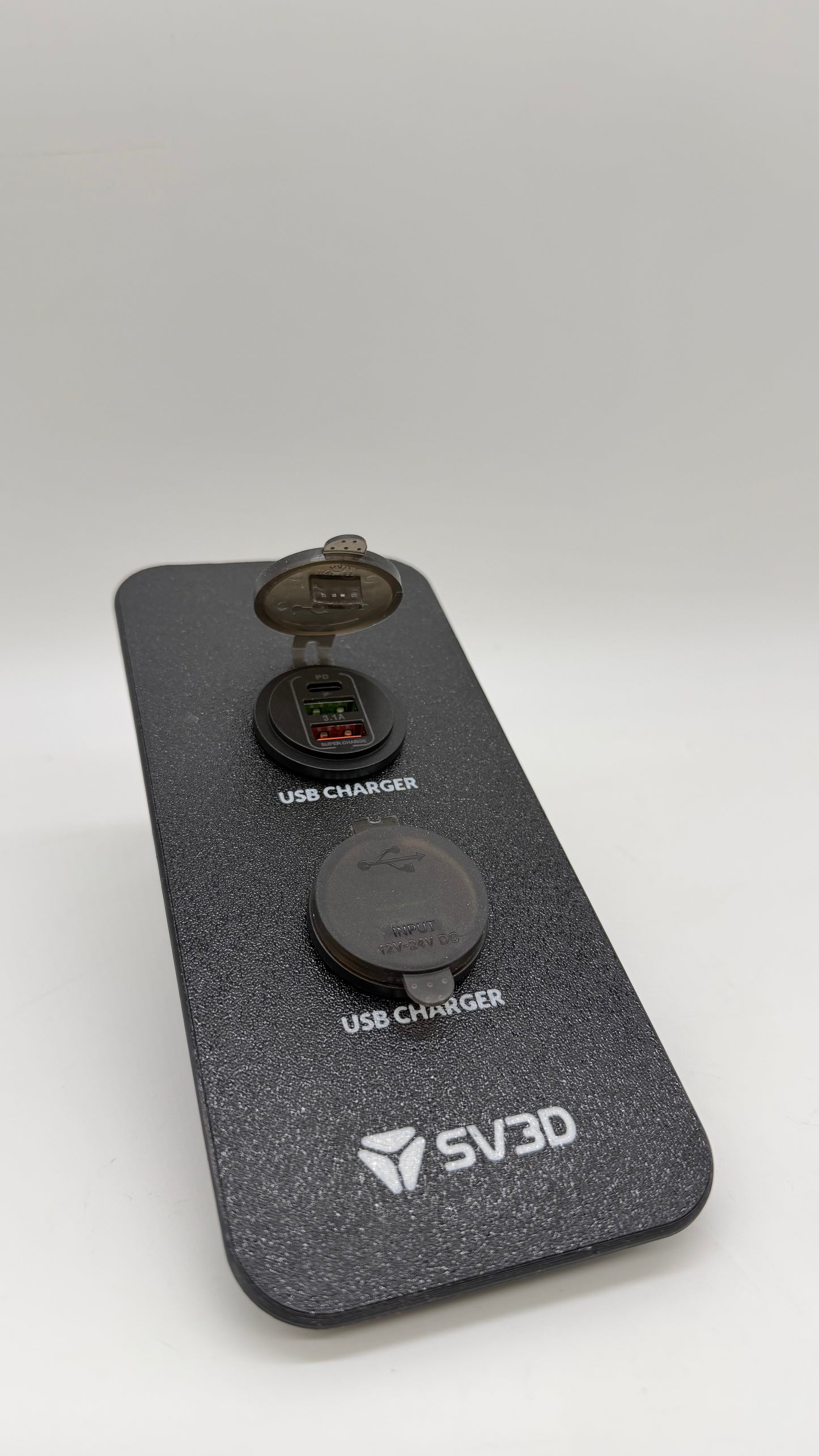 USB adapter for Land Rover Discovery 2 TD5. Made of durable PA12, with USB module included.