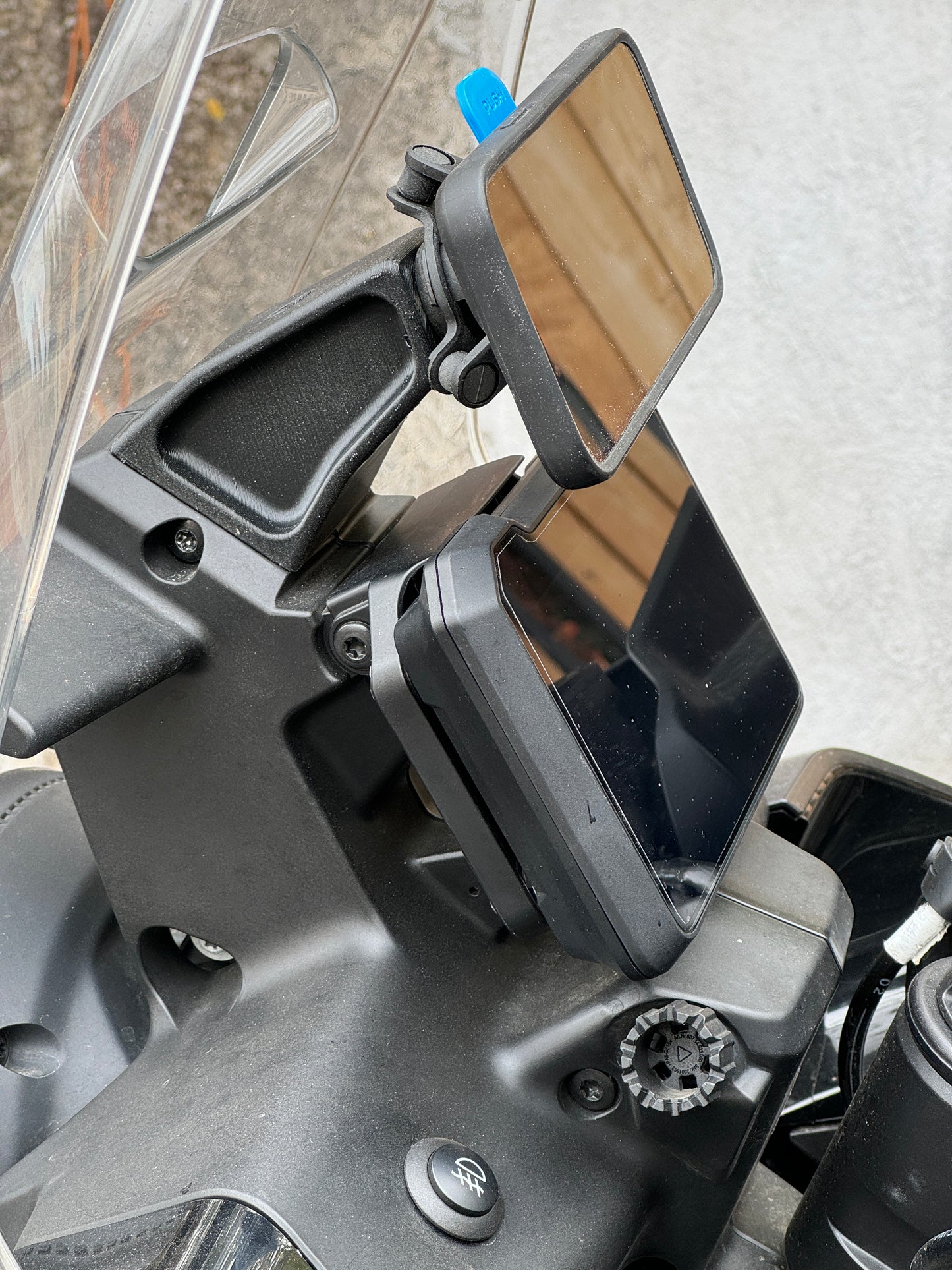 Smartphone Holder for Husqvarna Norden 901 with Quad Lock Mount – Maximum Stability and Safety for Navigation