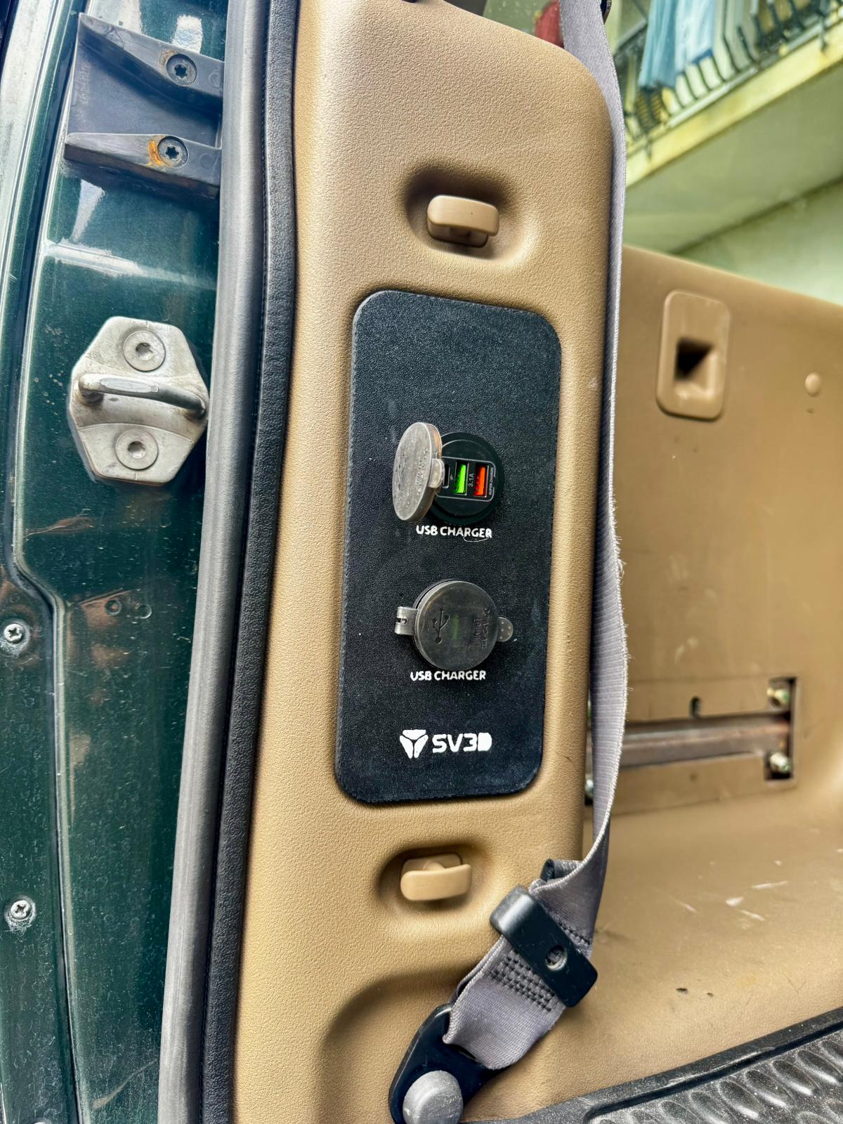 USB adapter for Land Rover Discovery 2 TD5. Made of durable PA12, with USB module included.
