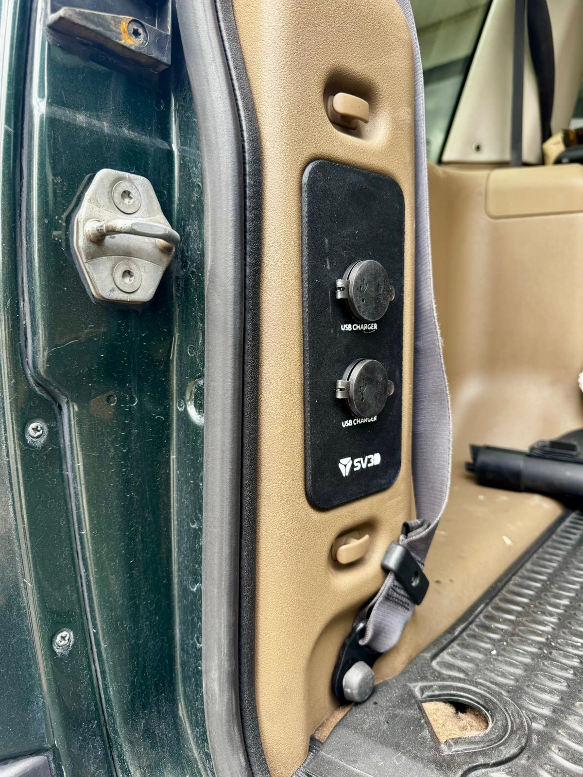 USB adapter for Land Rover Discovery 2 TD5. Made of durable PA12, with USB module included.